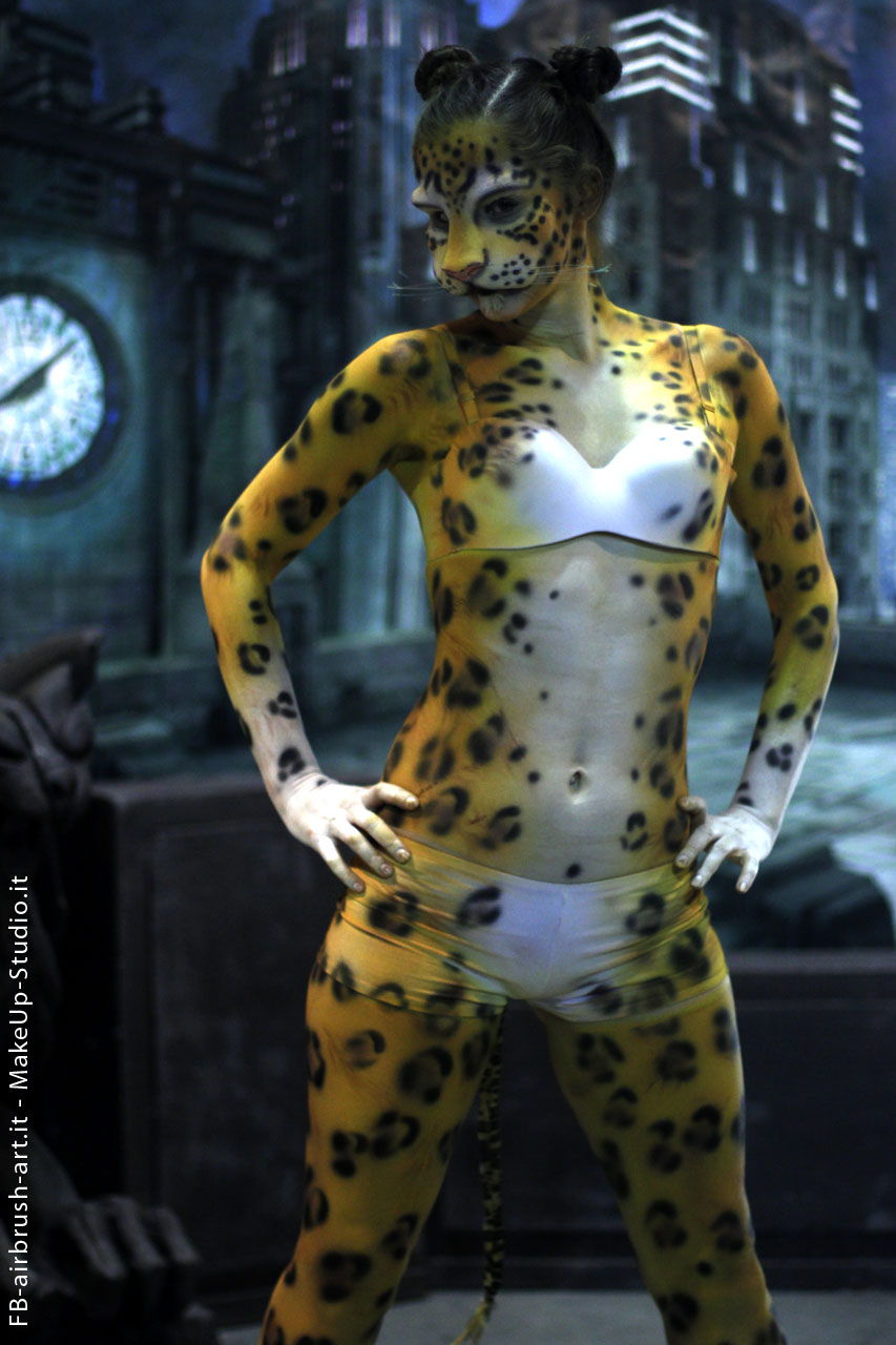 Anya è sul set con bodypainting da leopardo