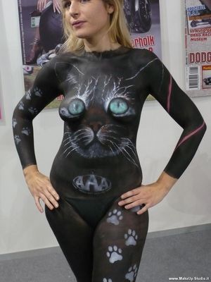 Bodypainting Weiße schwarze Katze