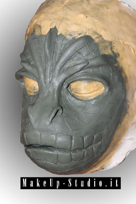 Modello di maschera realizzato in plastilina, su calco in gesso