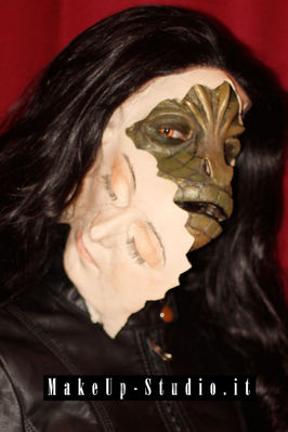 Attrice truccata tipo Visitor, con maschera in silicone verde realizzata su misura