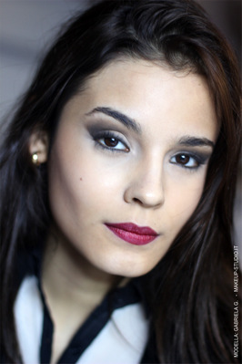 Modella di agenzia Gabriela, primo piano del viso con makeup glamour e smokey eyes