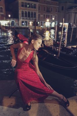 Trucco naturale e con colori tendenti al castano per una posa fashion tra le gondole sul Canal Grande