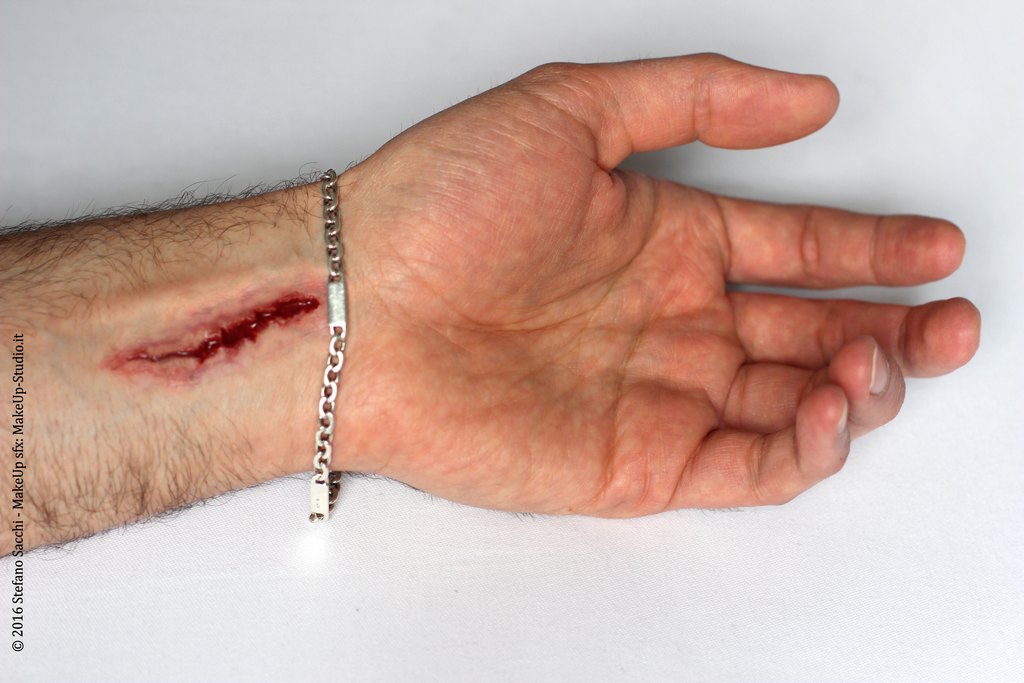 braccio umano con applicazione protesi cinematografica in silicone raffigurante un taglio